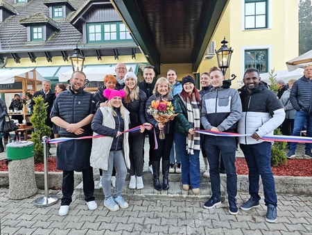 Zaposleni in sodelavci z županom Matejem Pečovnikom na otvoritvi prenovljenega kompleksa na Venišah