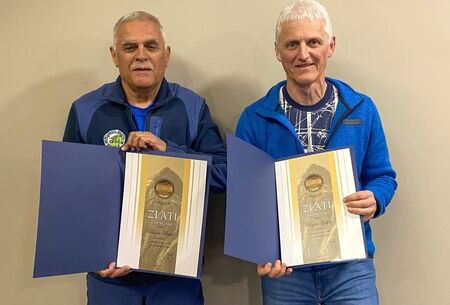 Dušan Bastl in Bojan Golob sta na občnem zboru PD Nazarje prejela Zlati častni znak Planinske zveze Slovenije. (Foto: TA)