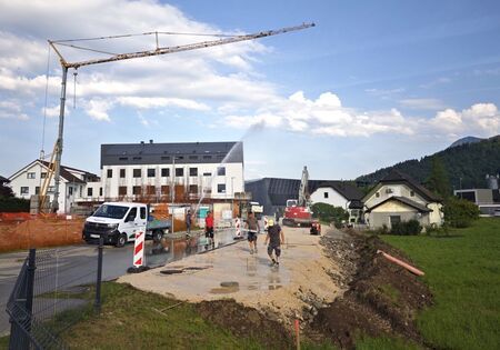 Ob cesti v neposredni bližini zdravstvenega doma v Nazarjah bo 16 novih parkirnih mest. (Foto: NK)