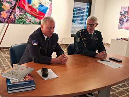 V pogovoru, ki ga je vodil Franci Kotnik, je Darko Repenšek (levo) predstavil svojo življenjsko in poklicno pot ter spomine na čas pred osamosvojitveno vojno in med njo. (Foto: LB)