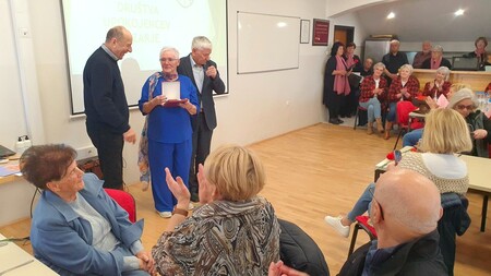 Ob jubileju je društvo prejelo visoko priznanje Zveze društev upokojencev Slovenije. (Foto: Stanko Kotnik)
